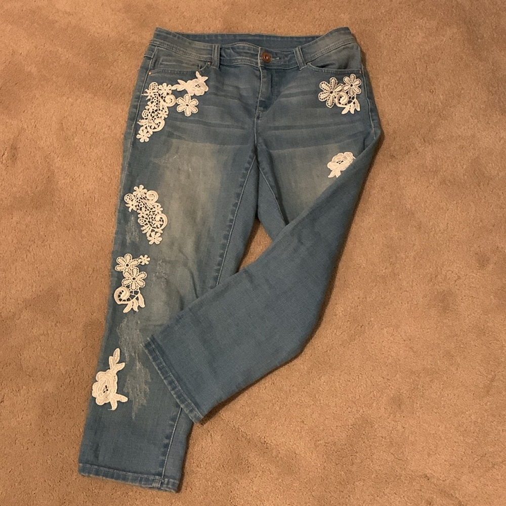 Reunion Distressed Capri Jeans with Appliqués in Size 8